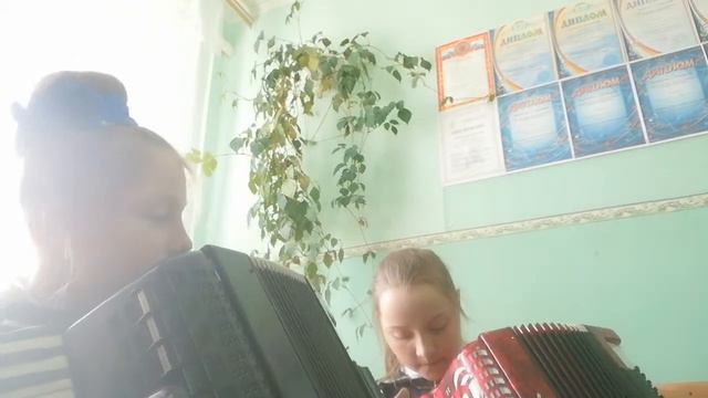 Видео с моей подругой. Игра на аккордеоне смотреть онлайн