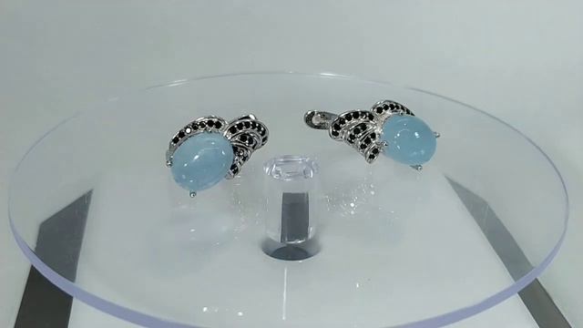 Серьги с натуральным бразильским аквамарином 10х8 мм в огранке кабошон и черной шпинелью Серебро 92 смотреть онлайн