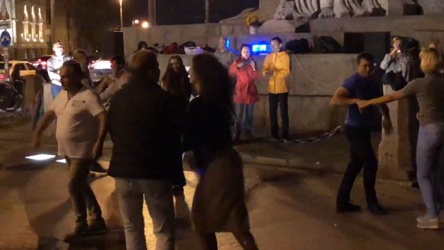 Люди танцуют... смотреть онлайн