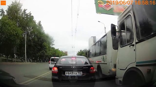 Выезд на встречку в Уфе. Дебил на черной шкоде. смотреть онлайн