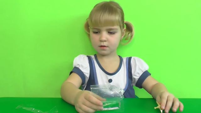 Выращиваем новогоднюю ёлку из игрового набора / выращивание кристаллов смотреть онлайн
