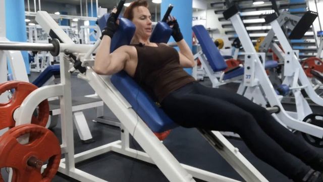 Присед в гакк машине на квадрицепс смотреть онлайн