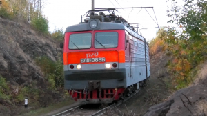 ВЛ11К-088/242 с грузовым поездом между скал