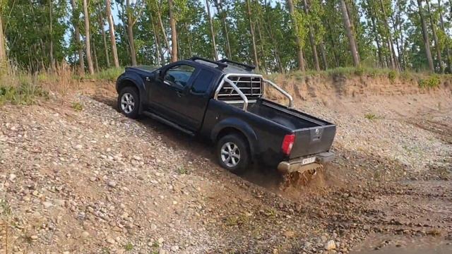 Nissan Navara D40 2.5DCi vs. Mitsubishi Pajero Wagon II 2.5TD- Offroad Hill Climb смотреть онлайн