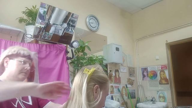 Стрижём Каре на удлинение.Красим прядь у лица. смотреть онлайн