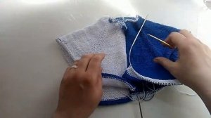 Кофта спицами детская с капюшоном .Реглан сверху.