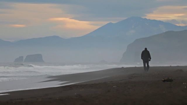 накатила прощанья грусть