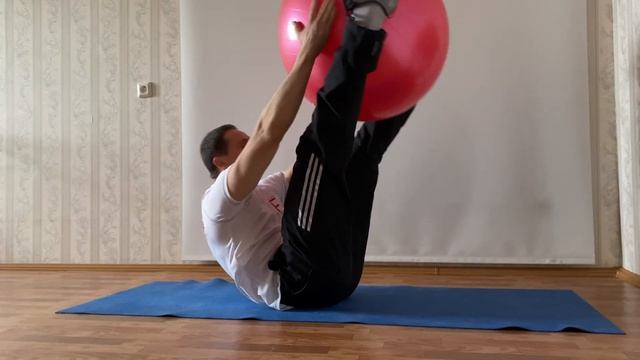 V-скручивания с фитболом