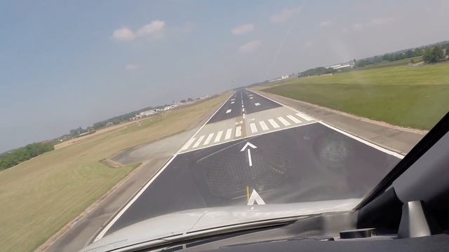 Short approaches in a jet (cockpit view) смотреть онлайн