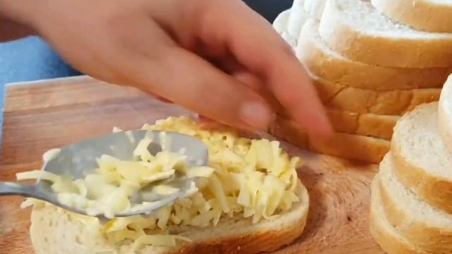Съедаются за Считанные Минуты Бутерброды с Сыром и Картошкой на Сковороде смотреть онлайн