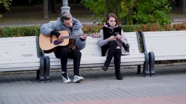 @AkStar сыграл девушке песню