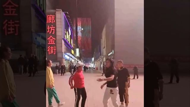 Teacher Dandan Instructs The Guizhou Love Dance At Langfang City Wanda Plaza