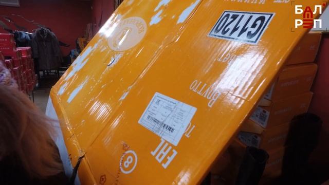 В Балакове на выставке продают китайский ширпотреб под видом фабричной белорусской обуви смотреть онлайн