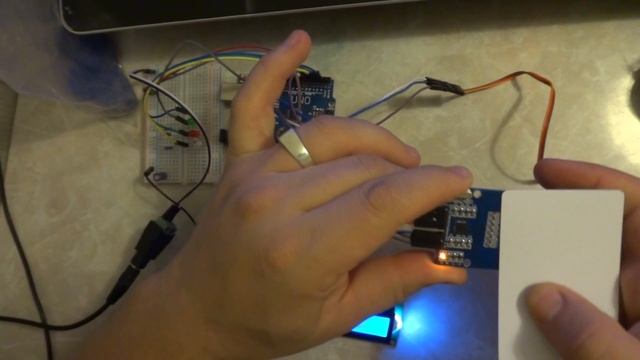 Недорогой электронный замок под управлением Rfid и Arduinio смотреть онлайн
