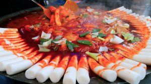 Королевский токпокки, который едят в очереди, гигантский пряный рисовый пирог /Корейская уличная еда