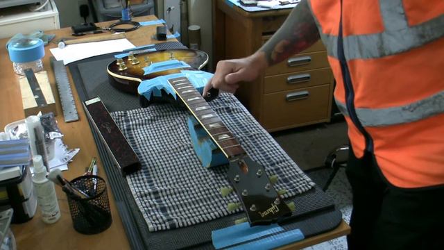 1972 Gibson Les Paul Deluxe P90: neck-fix, refret and new nut plus setup. Epic project this :) смотреть онлайн