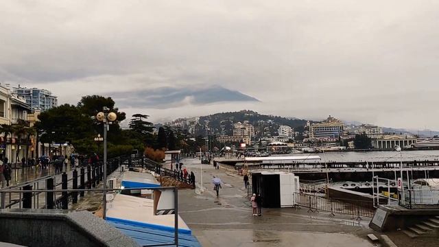 8 января 2021 г. Ялта, +11, с утра и целый день идёт мелкий дождик. Набережная Город Счастья на ЮБК смотреть онлайн