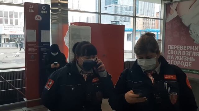 Неадекватная недоконтролёр снова обделалась. Полицейскому по телефону дан приказ задержать нас. смотреть онлайн