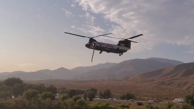 Skycrane & Chinook Helitankers refilling for Snow Fire in Palm Springs,CA. смотреть онлайн