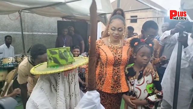 SOLA KOSOKO SURPRISE EVERYONE AS SHE DANCE AND COMPETE WITH EYO MASQUERADE AT HER SON NAMING PARTY смотреть онлайн