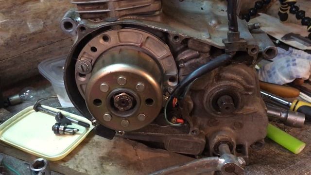 Разобрал винтажный МОПЕД! кустарный ремонт клапанов. смотреть онлайн