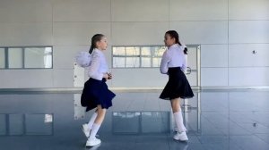 Танцующие школьницы