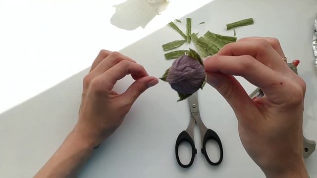 Два простых способа, сделать отличные бутоны роз из гофрированной бумаги!!! смотреть онлайн