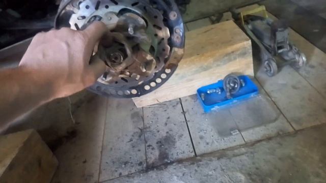 Замена подшипников ступицы Ямаха Гризли 700 (Yamaha Grizzly 700) Часть 1 Rear Bearing Replacement смотреть онлайн