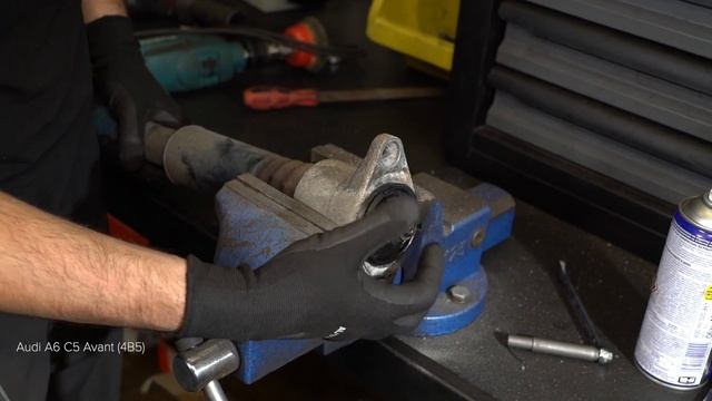 Как да сменим задни амортисьори на AUDI A6 C5 Avant [AUTODOC УРОК] смотреть онлайн
