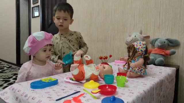 Игра в куклы. Детская посуда. Дети и куклы. смотреть онлайн