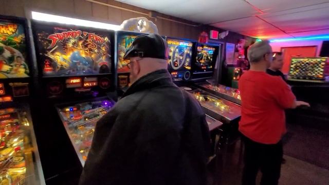 500 Pinball Machines! Tour of Vintage Flipper World Pinball Museum in Michigan! смотреть онлайн