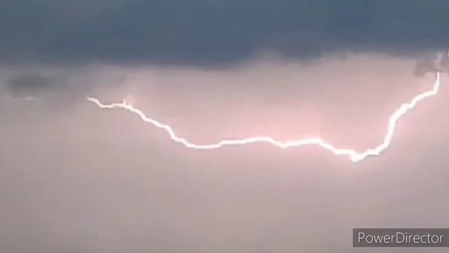 Молнии⚡и мощные грозовые тучи у фотографиях сезона 2020⚡ смотреть онлайн
