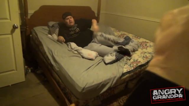 ЗЛОМУ ДЕДУ СЛОМАЛИ КРОВАТЬ смотреть онлайн