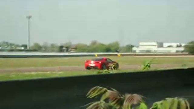 Ferrari 458 Italia in pista, sound! fiorano modenese, maranello смотреть онлайн