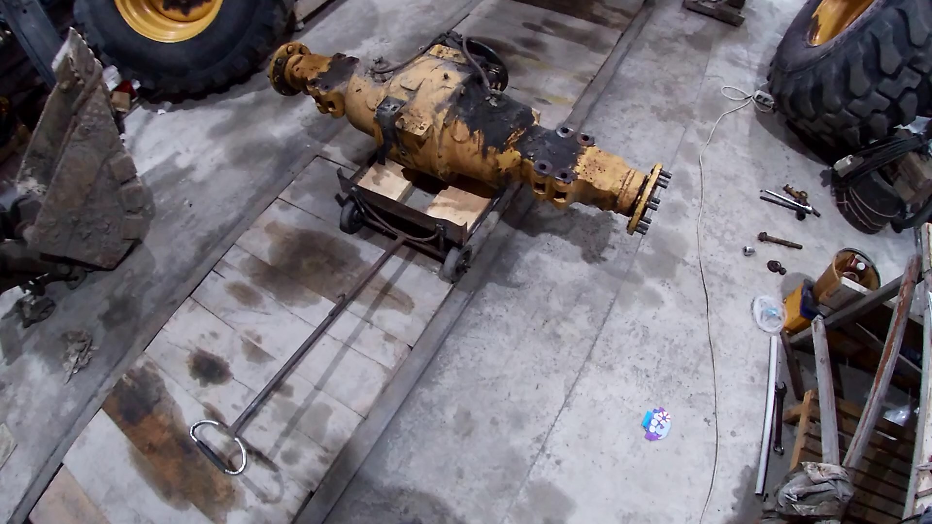 Выкатил задним мост для замены дисков, подшипников и сальников. Часть № 2 смотреть онлайн