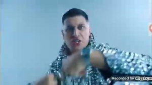 Слушою песню роли на руке