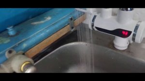 Установка электрического крана - водонагревателя проточного типа с цифровым дисплеем