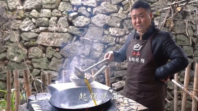 10斤排骨，二弟做“牛肉排骨”，1人1斤吃撑了｜Mukbang【鐵鍋視頻】 смотреть онлайн