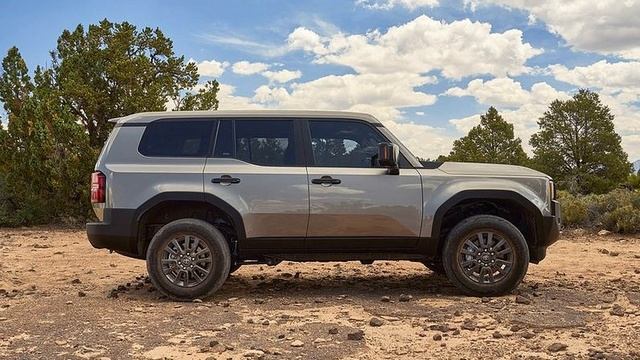 2024 Toyota Land Cruiser rivals of Ford Bronco and the Jeep Wrangler смотреть онлайн