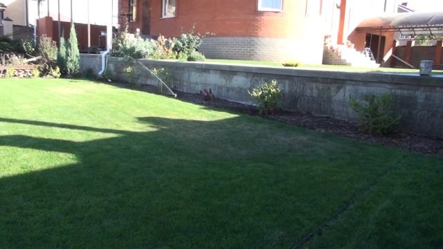 Установка пластикового бордюра, установка дождевателей Hunter I-20-04, обзор участка осень. смотреть онлайн