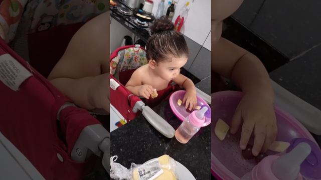 Primeira refeição na cadeirinha (ela querendo jogar a comida no chão) 11.02.2023 смотреть онлайн
