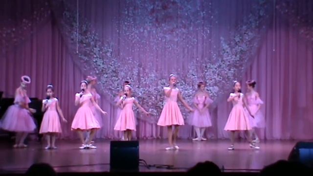 Мечтает множество людей увидеть танец лебедей