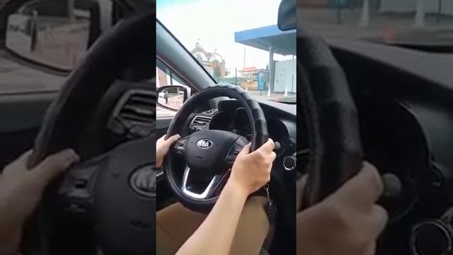 Авто школу, ученица бестолковая не знает где Лева руль а где Правый руль, путайца руляли!?? смотреть онлайн