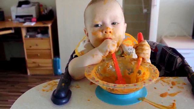 狐 Ребёнок кушает самостоятельно в 8 месяцев. Как научить пользоваться ложкой 狐 смотреть онлайн