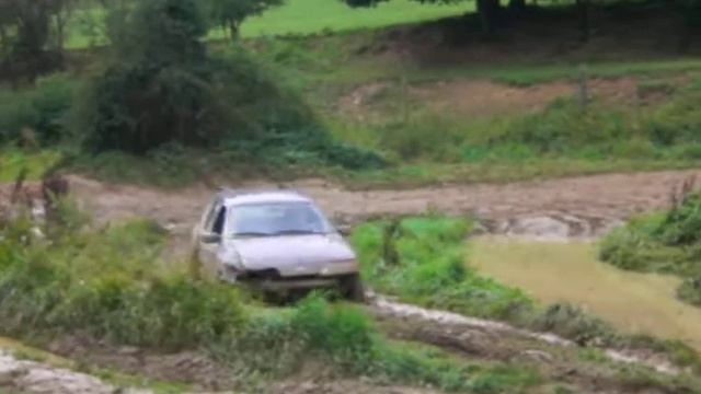 Ford Sierra Wagon Attacks Mud Road смотреть онлайн