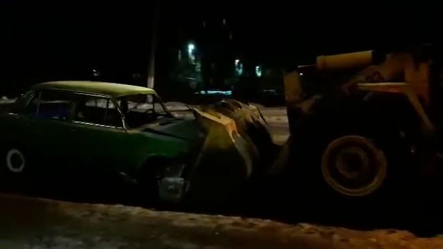 В Кемерове грейдер на своей лопате протащил легковушку по всей улице смотреть онлайн