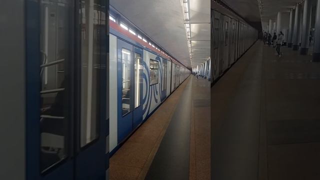 Прибытие Москвы 2019 на станцию Воробьёвы Горы. смотреть онлайн