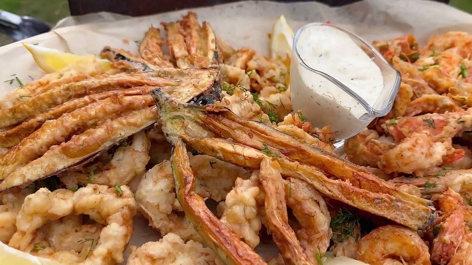 Пальчики оближешь: Королевские креветки и кальмары в кляре приготовленные в казане на мангале смотреть онлайн