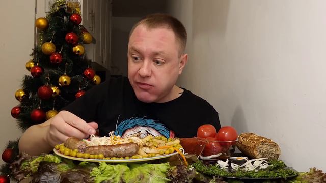 МУКБАНГ. ОБЖОР. КОЛБАСКИ СВИНО-ГОВЯЖЬИ, КАРТОШКА НА САЛЕ, ЯИЧНИЦА, СОЛЕНЬЯ. КОРЗИНКА. АСМР. MUKBANG смотреть онлайн