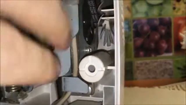 Замена щеток электродвигателя Brother Comfort 35 A.Часть 1. смотреть онлайн